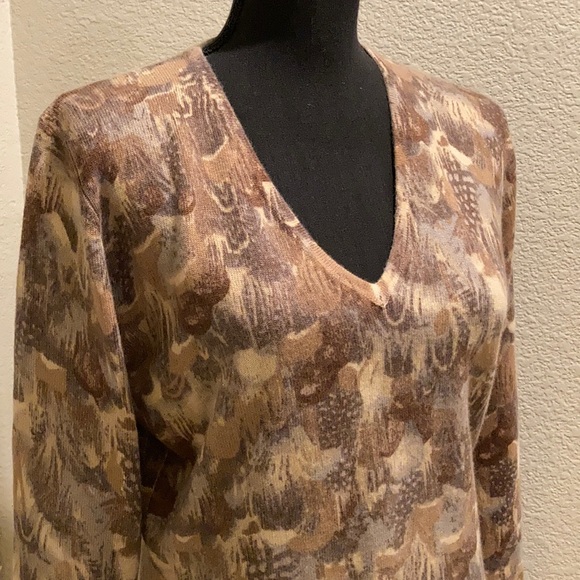 Neiman Marcus Cashmere V Neck Sweater - Picture 12 of 15